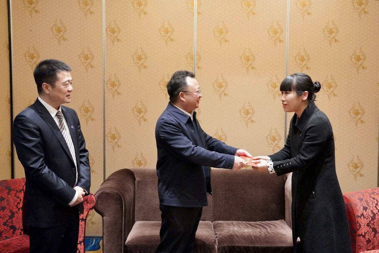 省国资委党委委员、副主任何政一行走访慰问省尊龙凯时集团生活困难党员