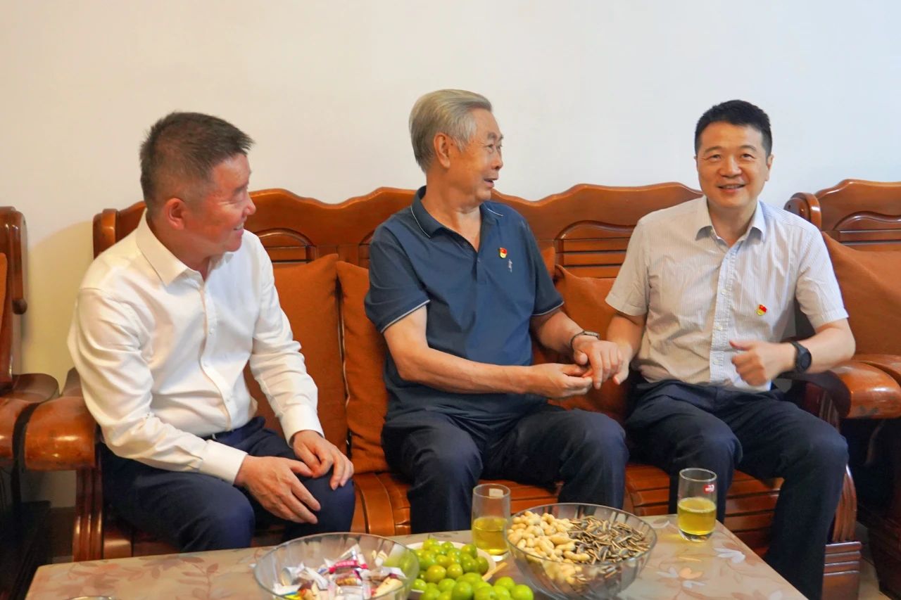 省尊龙凯时集团党委书记、董事长游勇开展“七一”走访